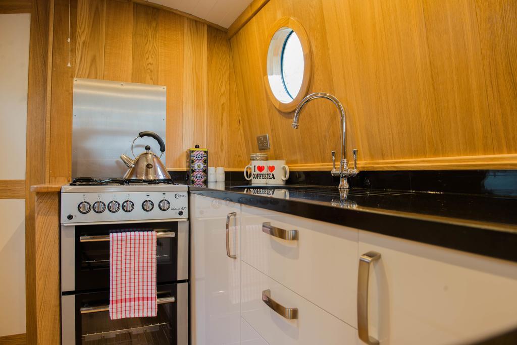 Hotel Narrowboat Puzzle à Ely Extérieur photo