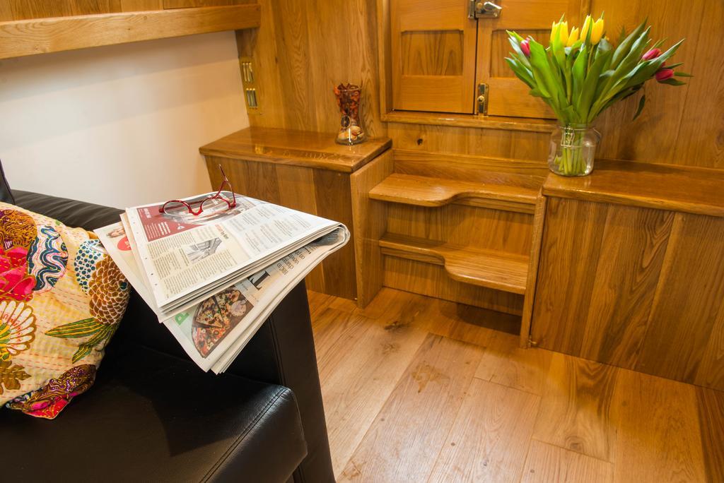 Hotel Narrowboat Puzzle à Ely Extérieur photo